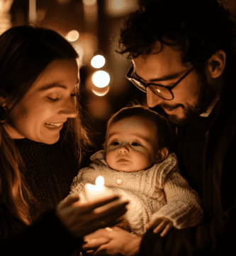 Un photographe utilise un Canon EOS R100 lors d'un baptême, avec l'enfant dans les bras d'un parent et le prêtre à proximité.